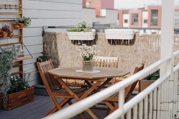 Kleinen Balkon gestalten: Tipps für Blumenkästen und Pflanzschalen - Kleinen Balkon gestalten: Tipps für Blumenkästen und Pflanzschalen